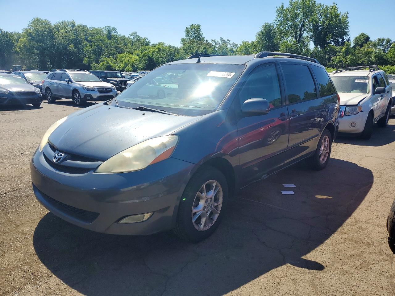 Salvage Toyota Sienna Image