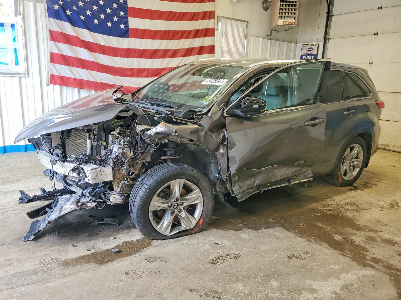 Salvage Toyota Highlander Image
