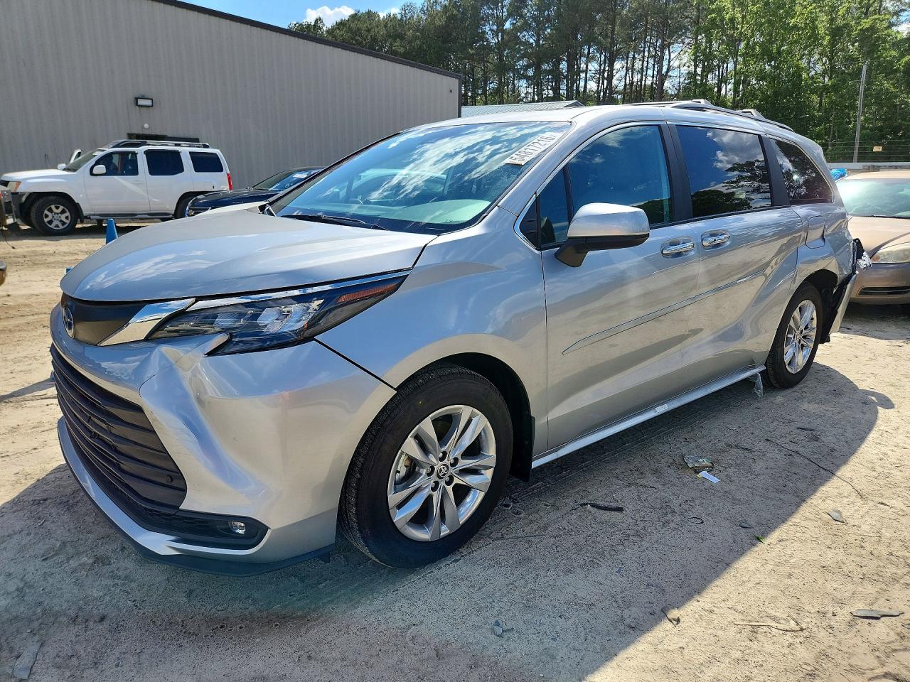 Salvage Toyota Sienna Image