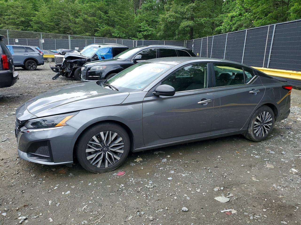 Salvage Nissan Altima Image
