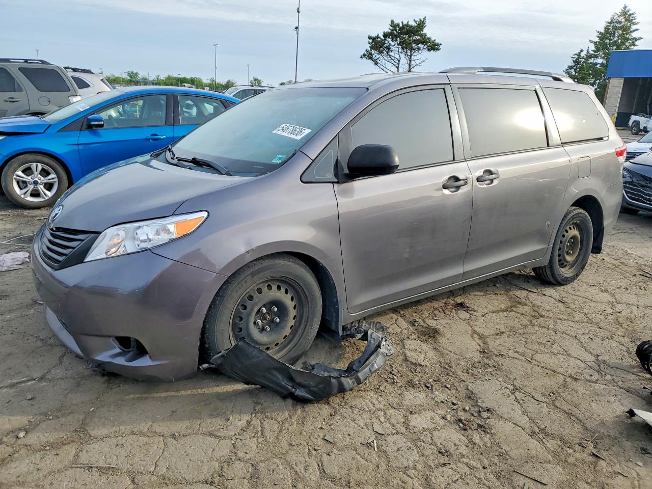 Salvage Toyota Sienna Image