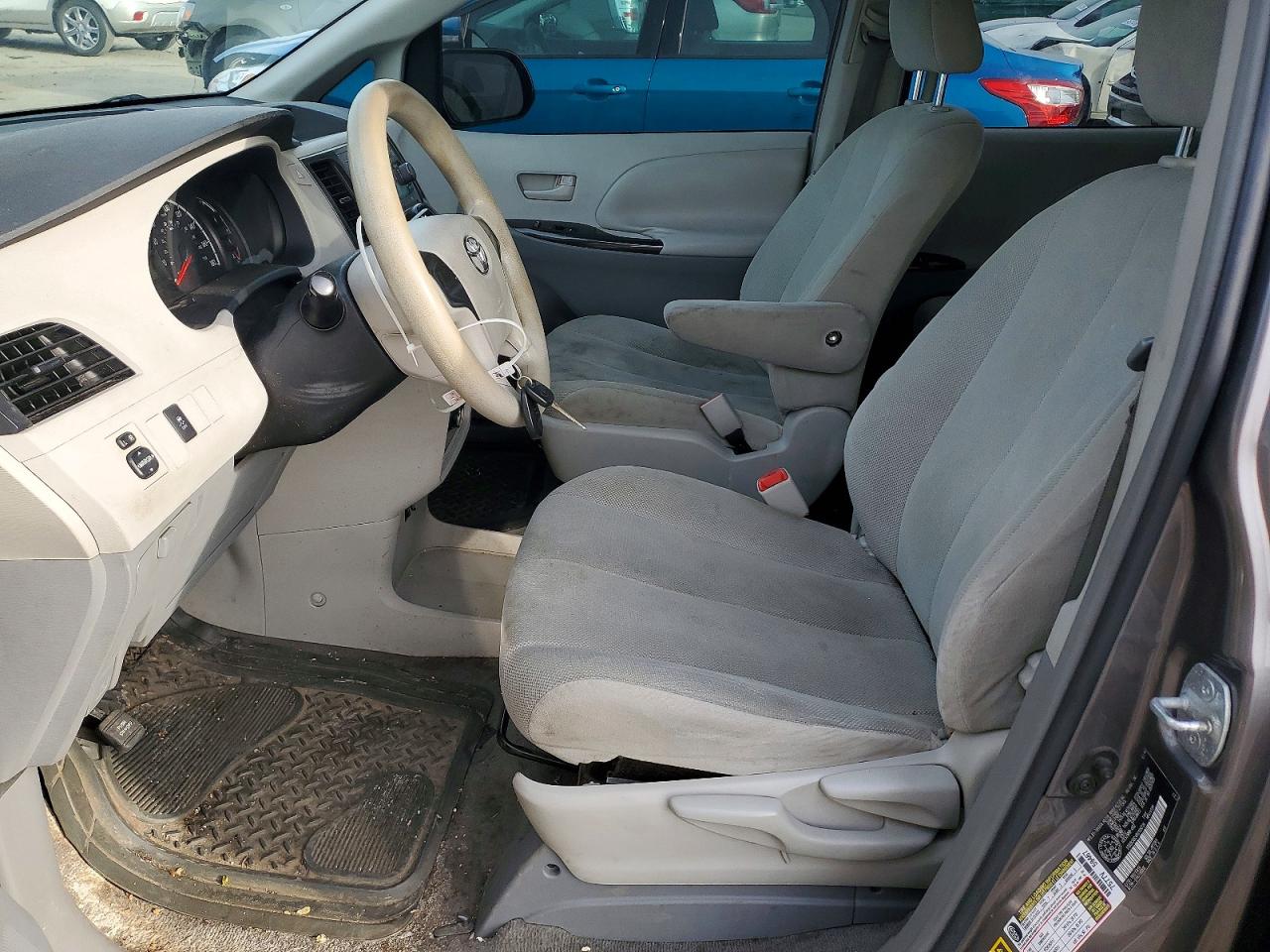 Toyota Sienna Base 7-passenger