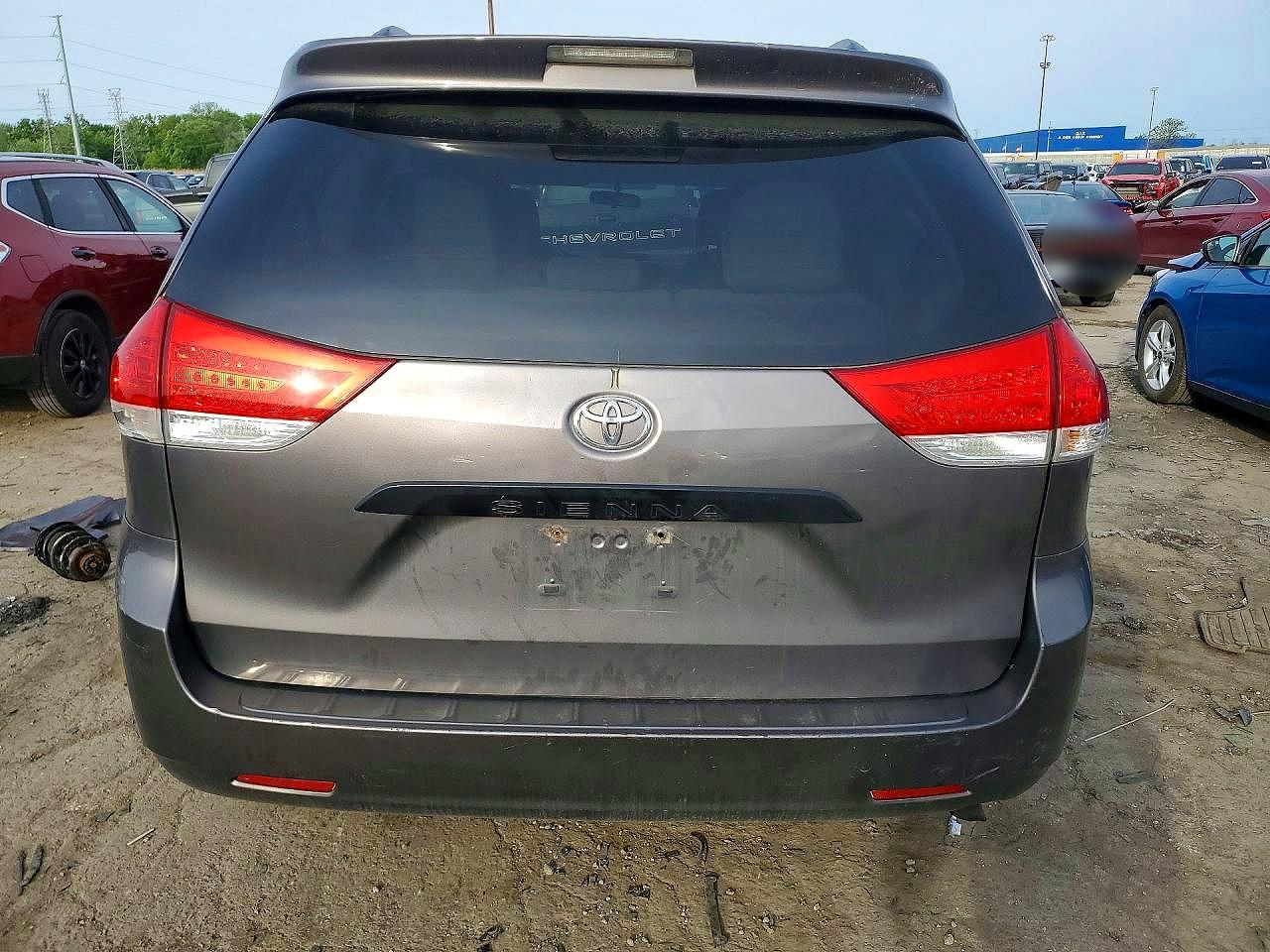 Toyota Sienna Base 7-passenger