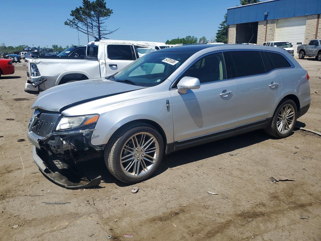 Salvage Lincoln MKT Image
