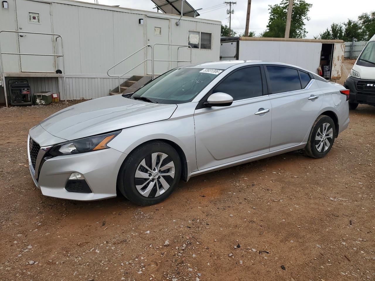 Salvage Nissan Altima Image