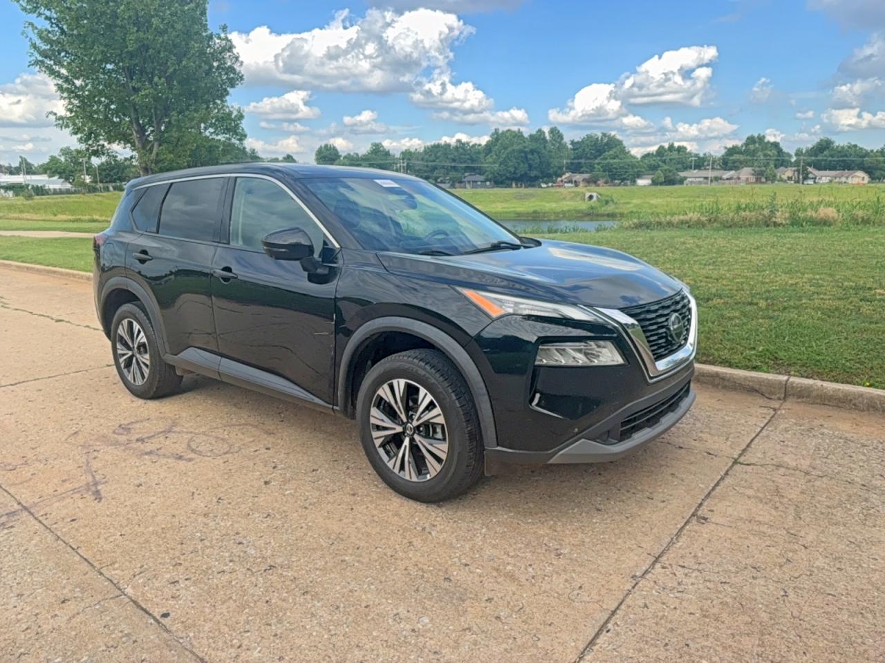 Salvage Nissan Rogue Image