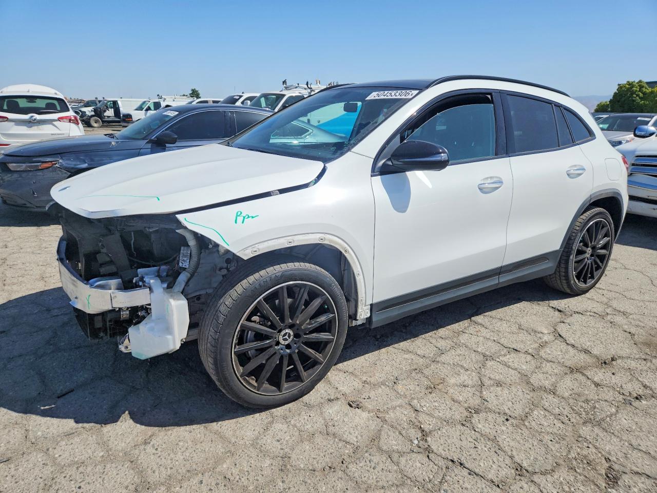 Salvage Mercedes-Benz GLA Image