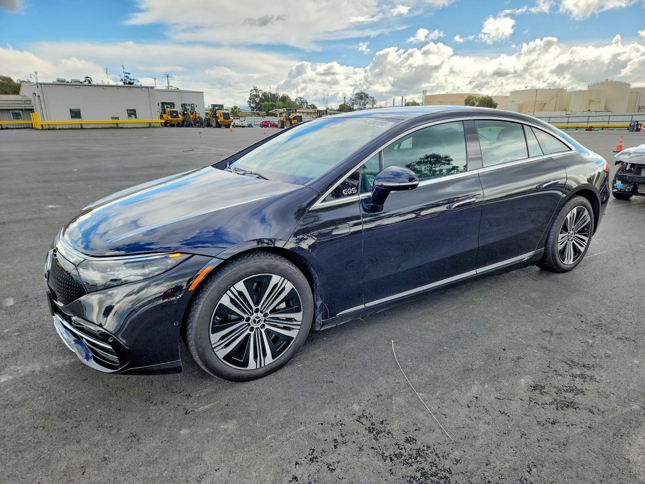 Salvage Mercedes-Benz EQS Image