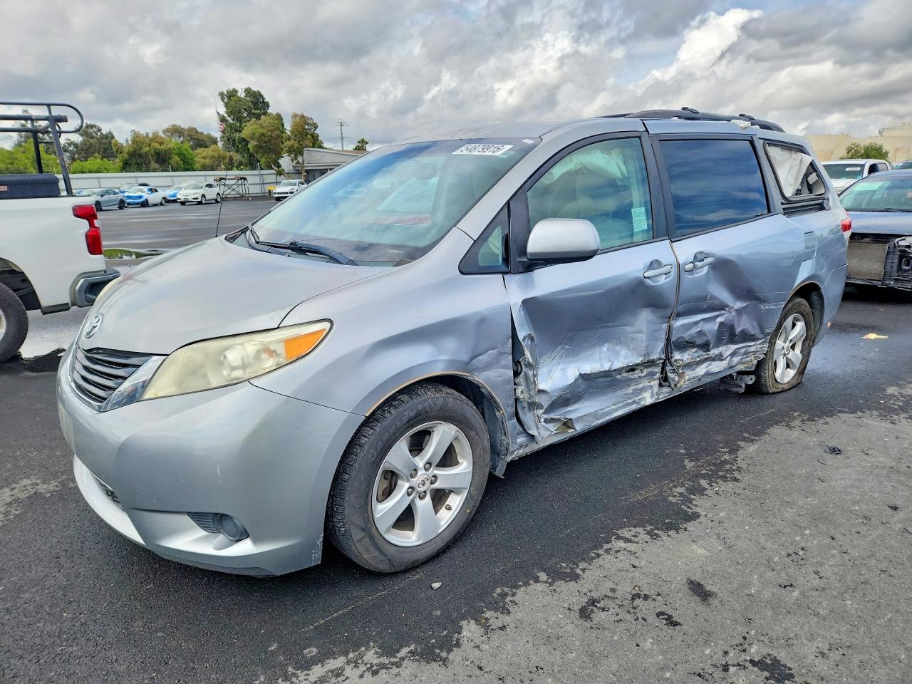 Salvage Toyota Sienna Image