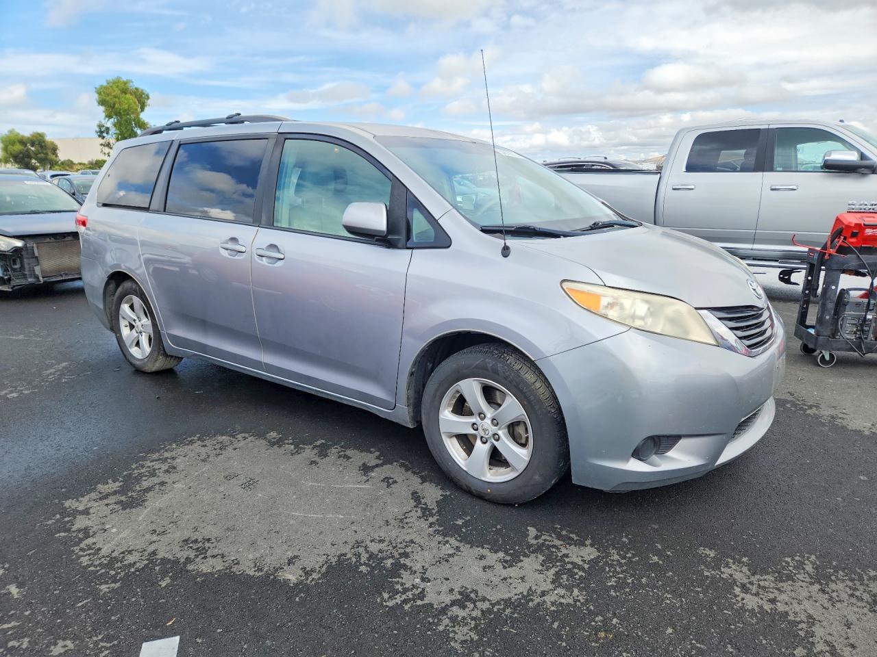 Toyota Sienna Le