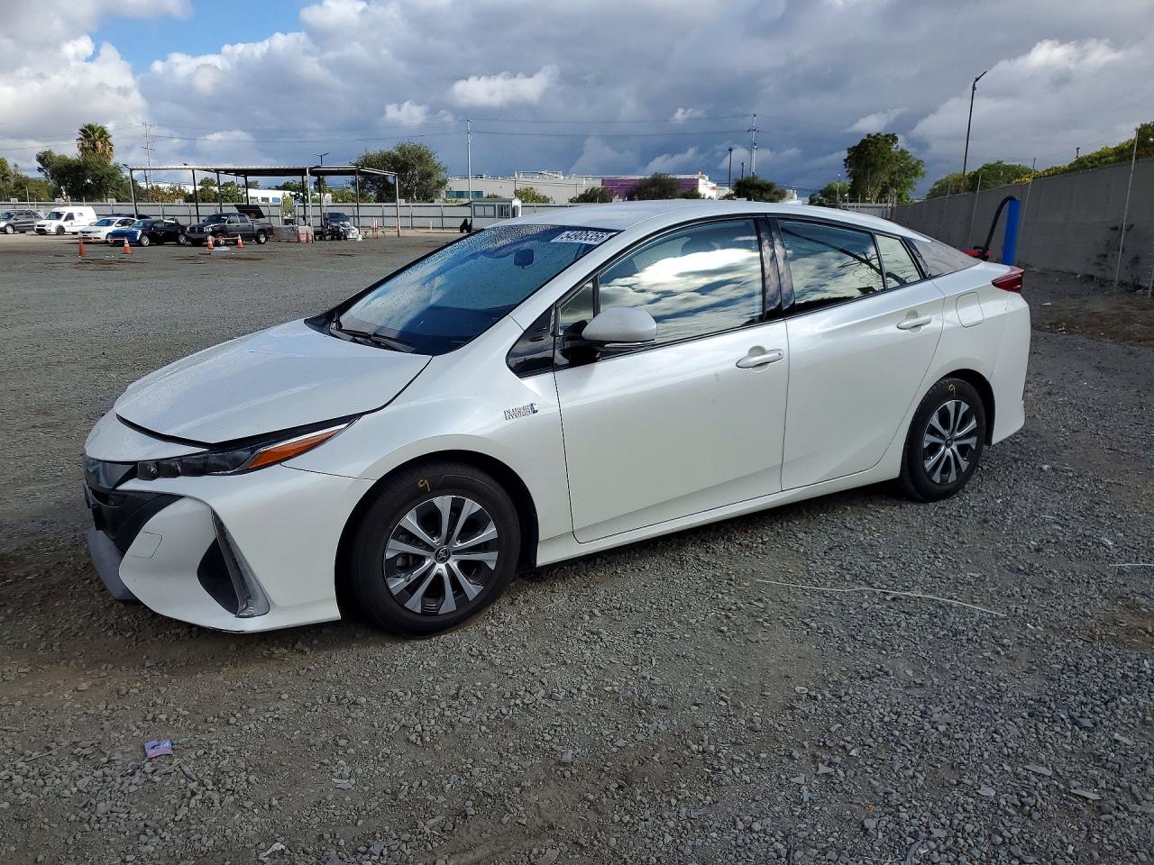 Salvage Toyota Prius Image