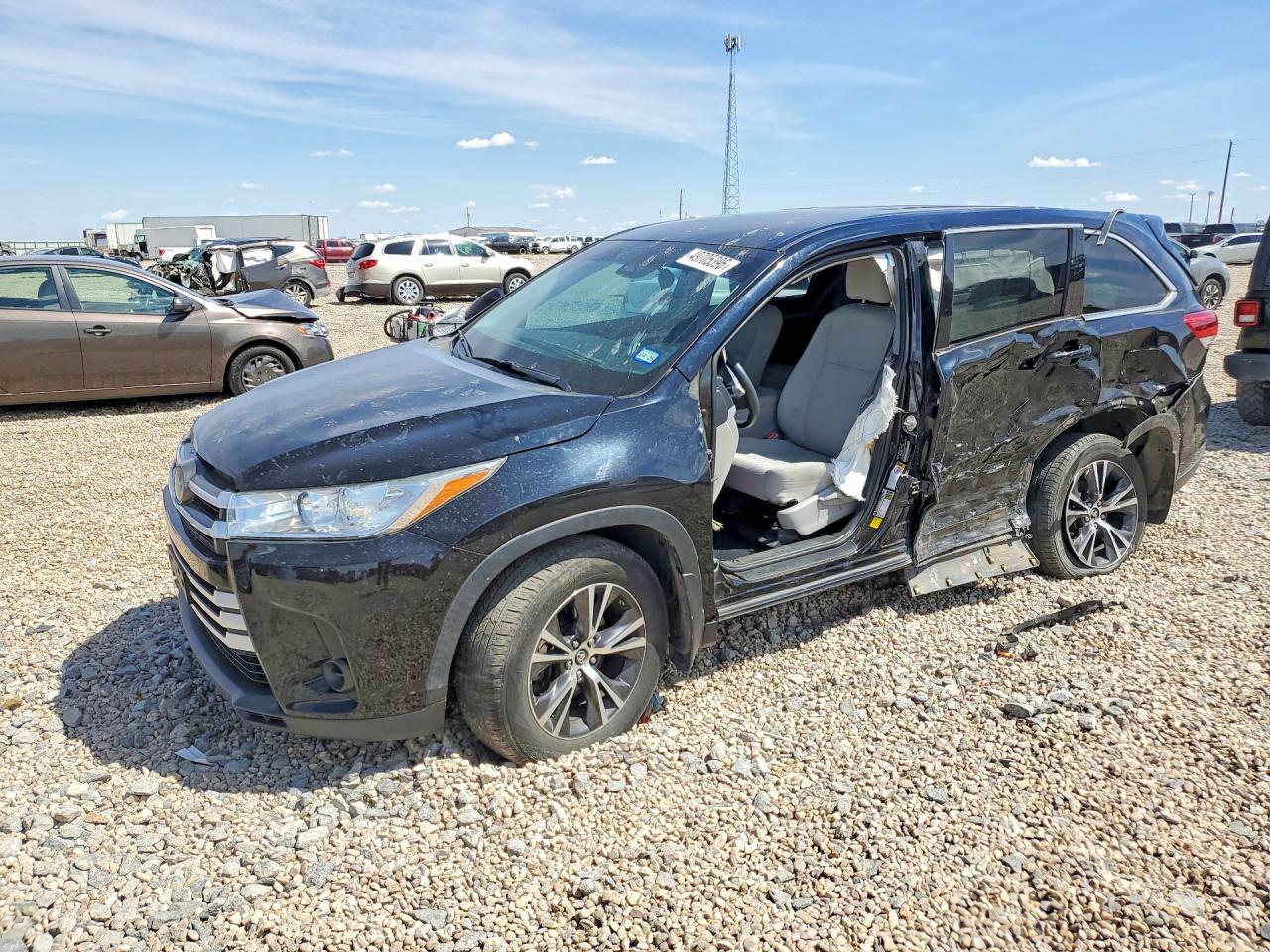 Salvage Toyota Highlander Image