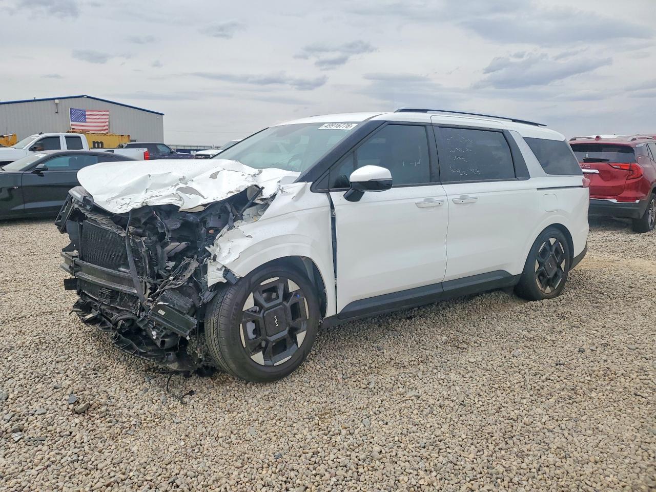 Salvage Kia Carnival Image