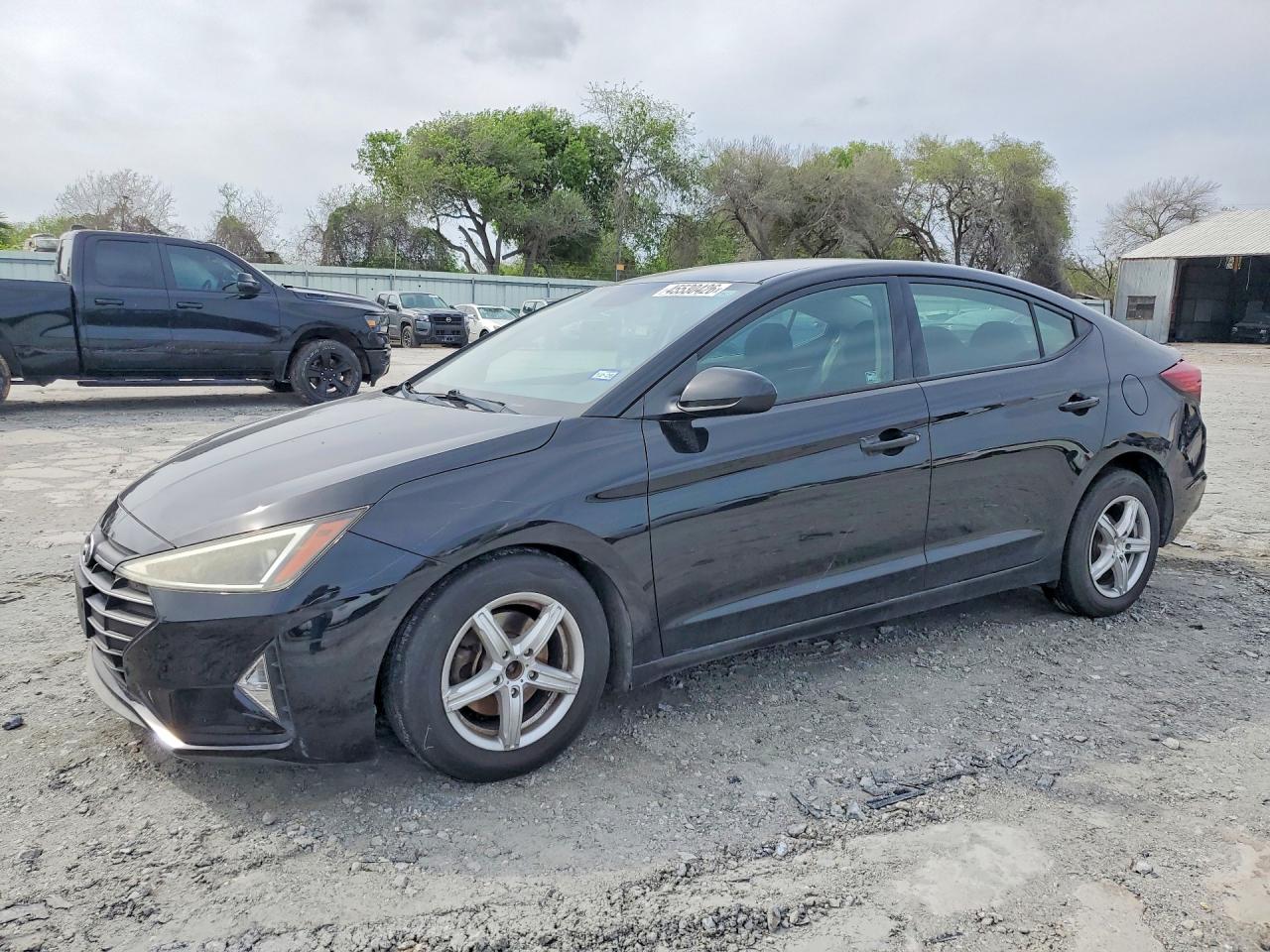 Salvage Hyundai ELANTRA Image