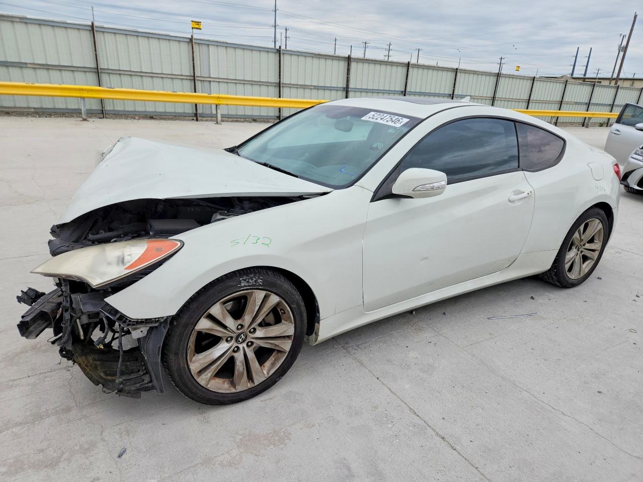 Salvage Hyundai Genesis Image
