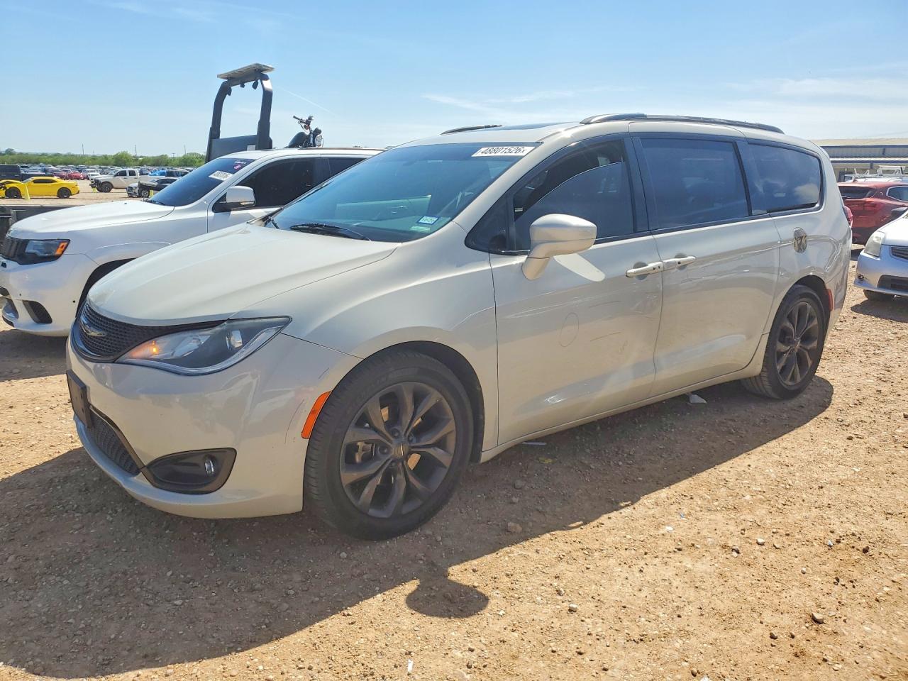Salvage Chrysler Pacifica Image