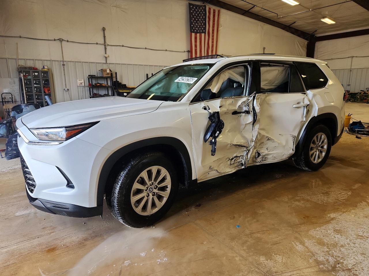 Salvage Toyota Grand Highlander Image