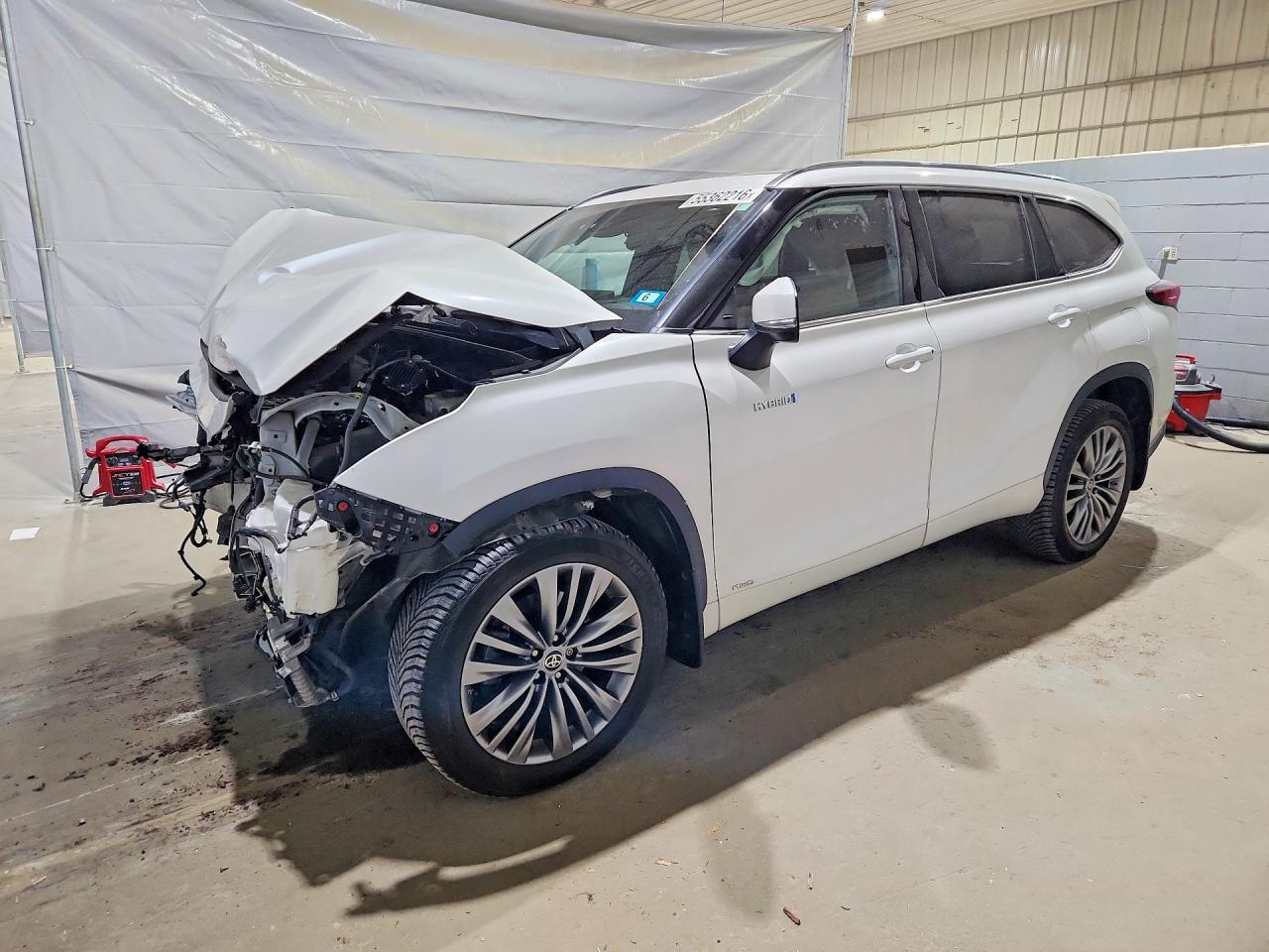 Salvage Toyota Highlander Image