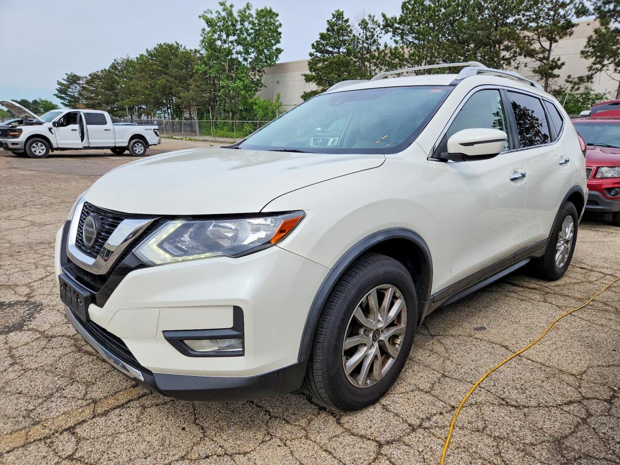 Salvage Nissan Rogue Image
