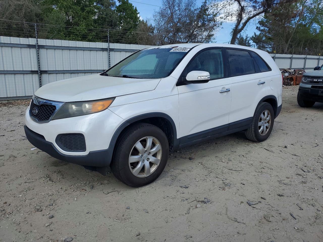 Salvage Kia Sorento Image