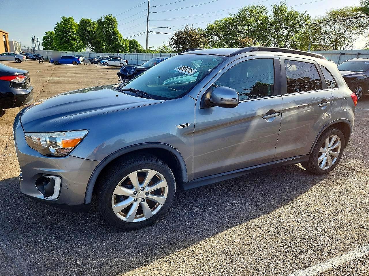 Salvage Mitsubishi Outlander Image