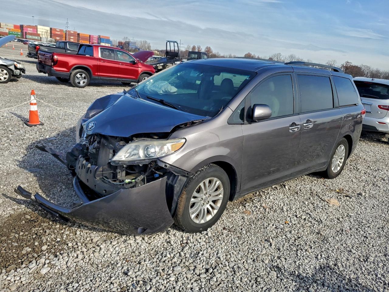 Salvage Toyota Sienna Image