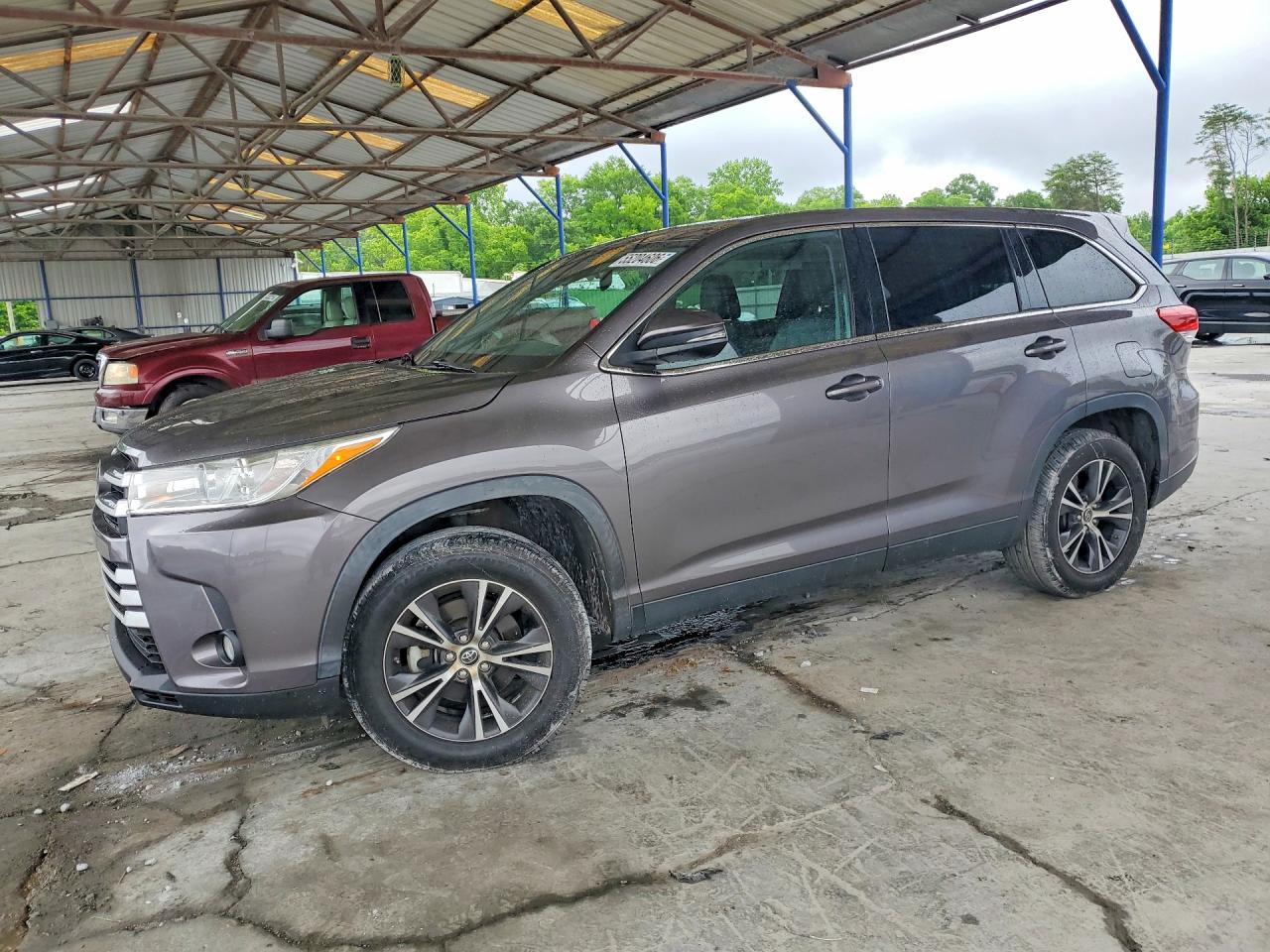 Salvage Toyota Highlander Image