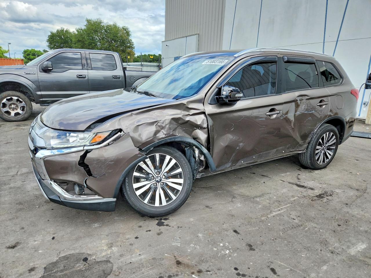 Salvage Mitsubishi Outlander Image