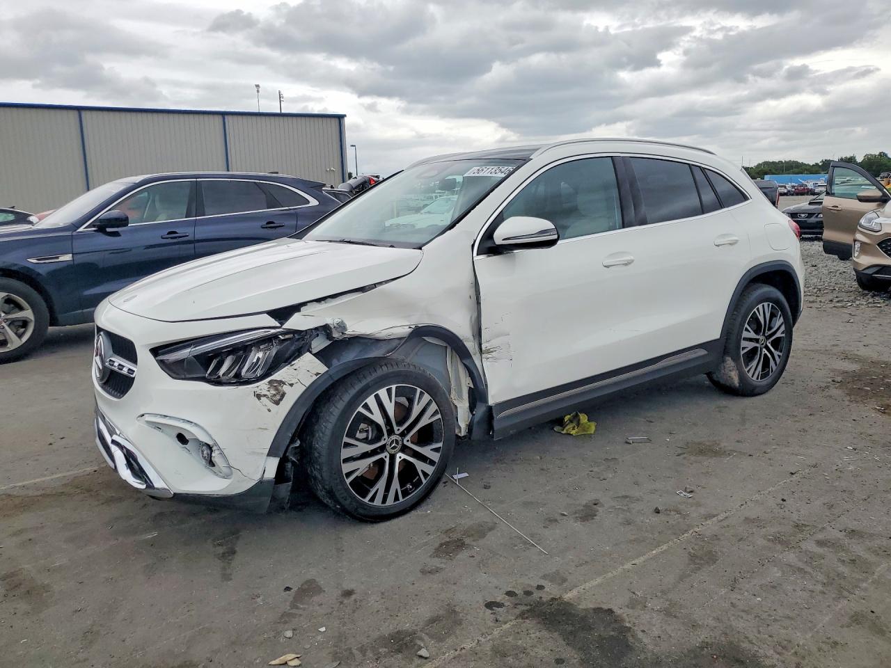 Salvage Mercedes-Benz GLA Image