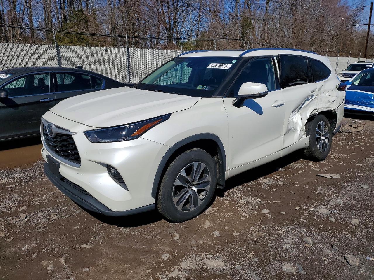 Salvage Toyota Highlander Image