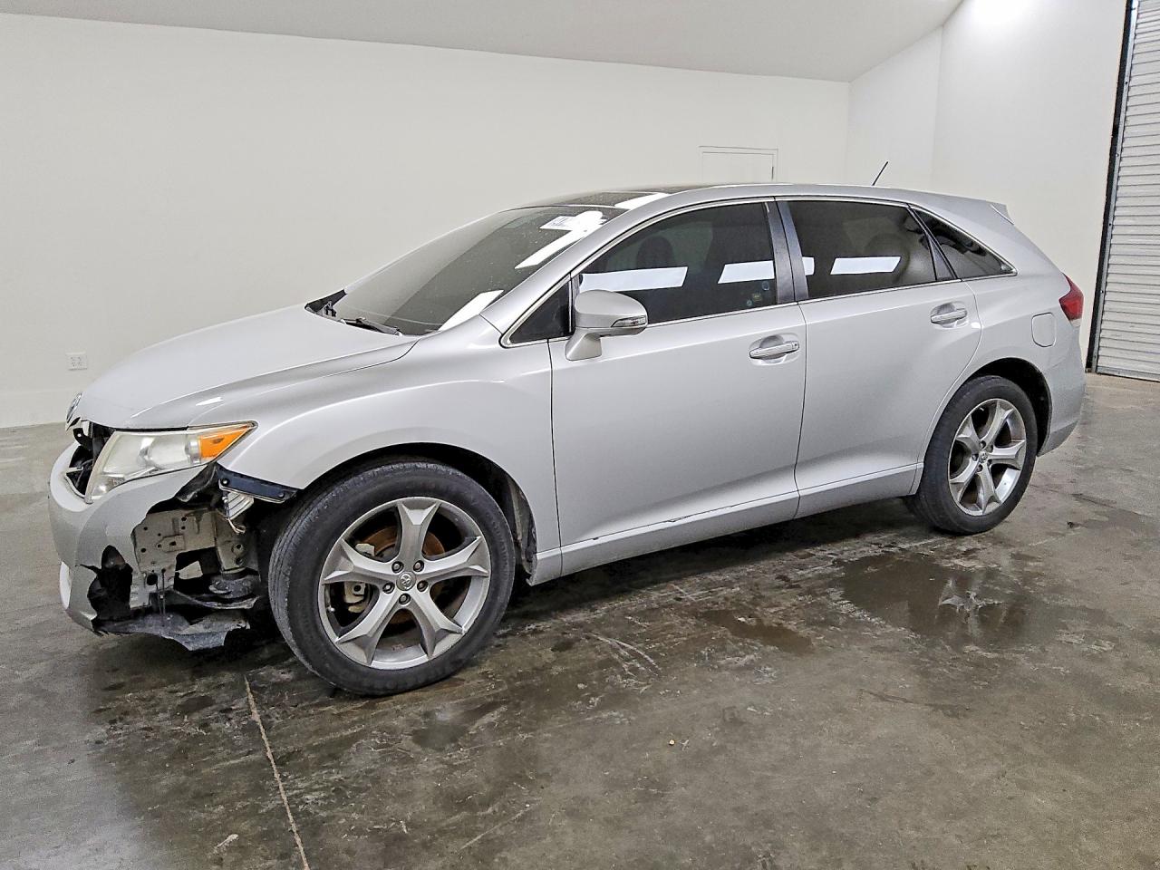 Salvage Toyota Venza Image