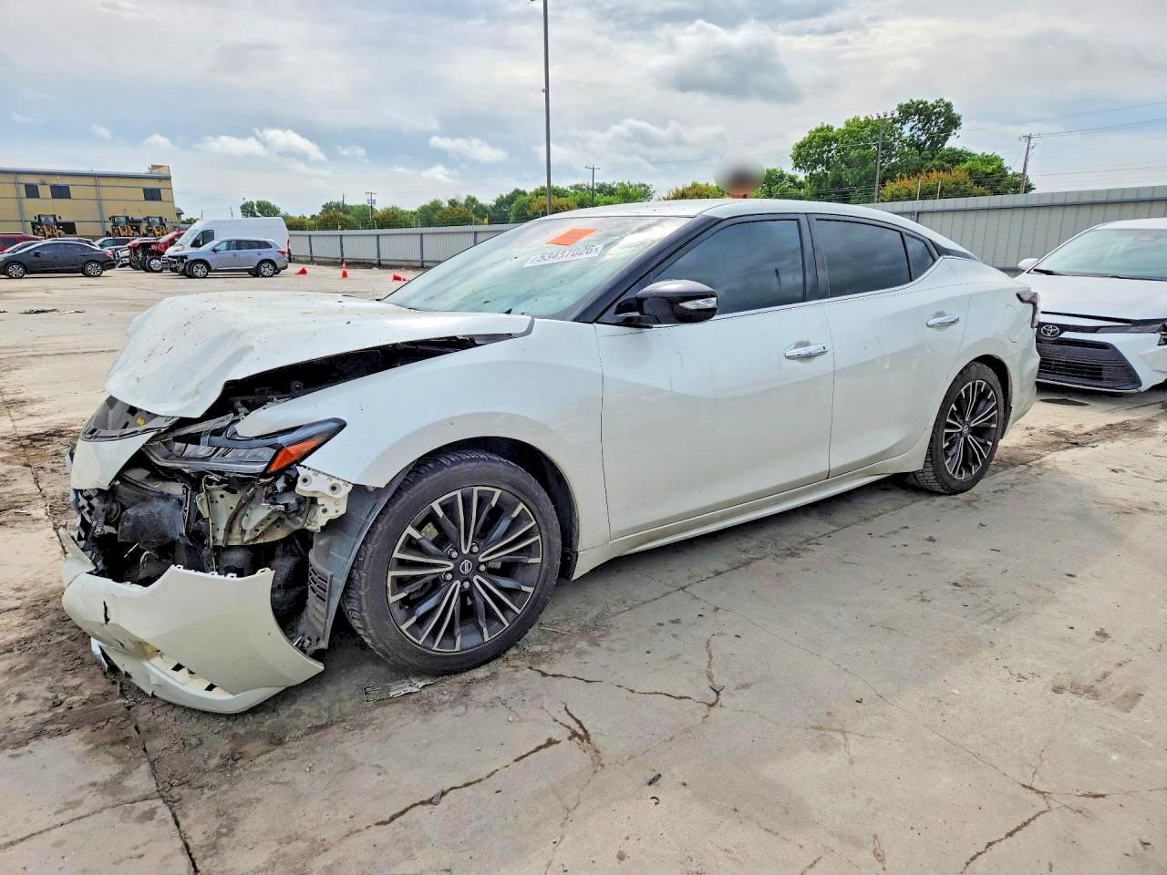 Salvage Nissan Maxima Image