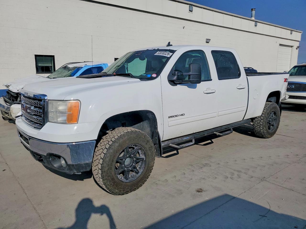Salvage GMC Sierra Image