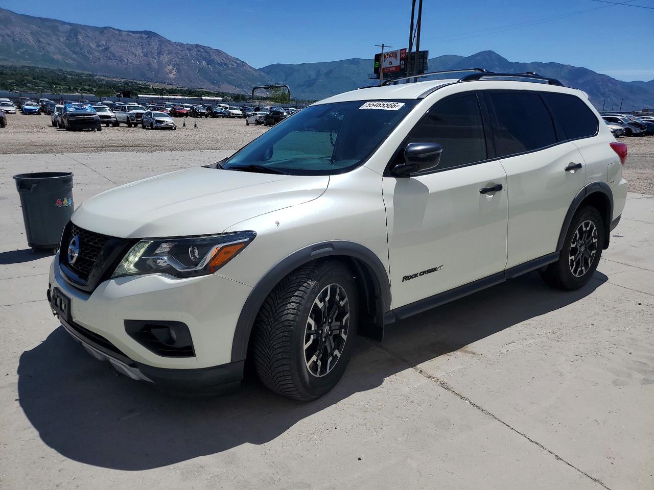 Salvage Nissan Pathfinder Image
