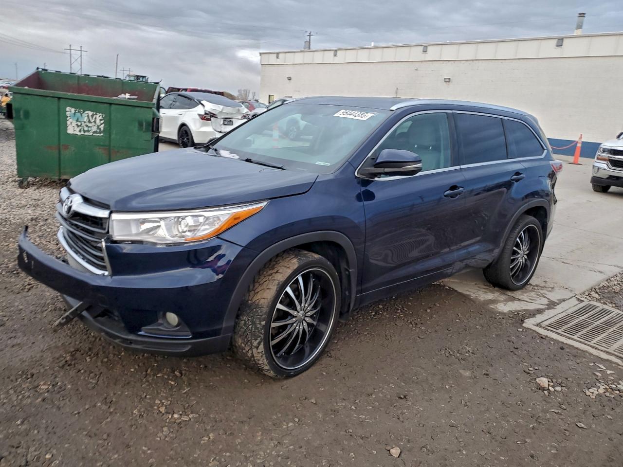Salvage Toyota Highlander Image