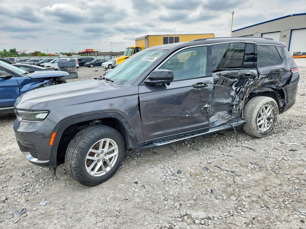 Salvage Jeep Cherokee Image
