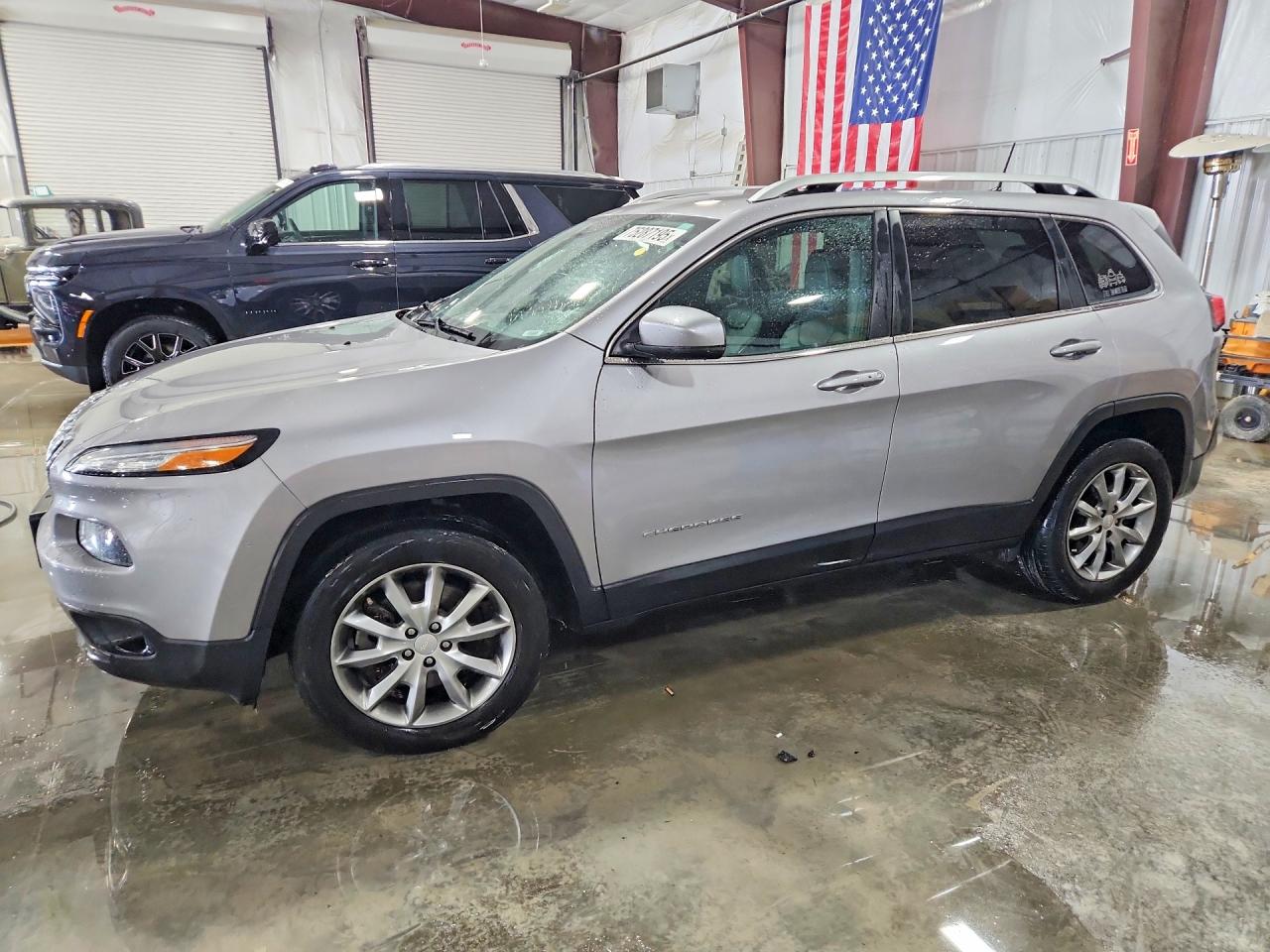 Salvage Jeep Grand Cherokee Image