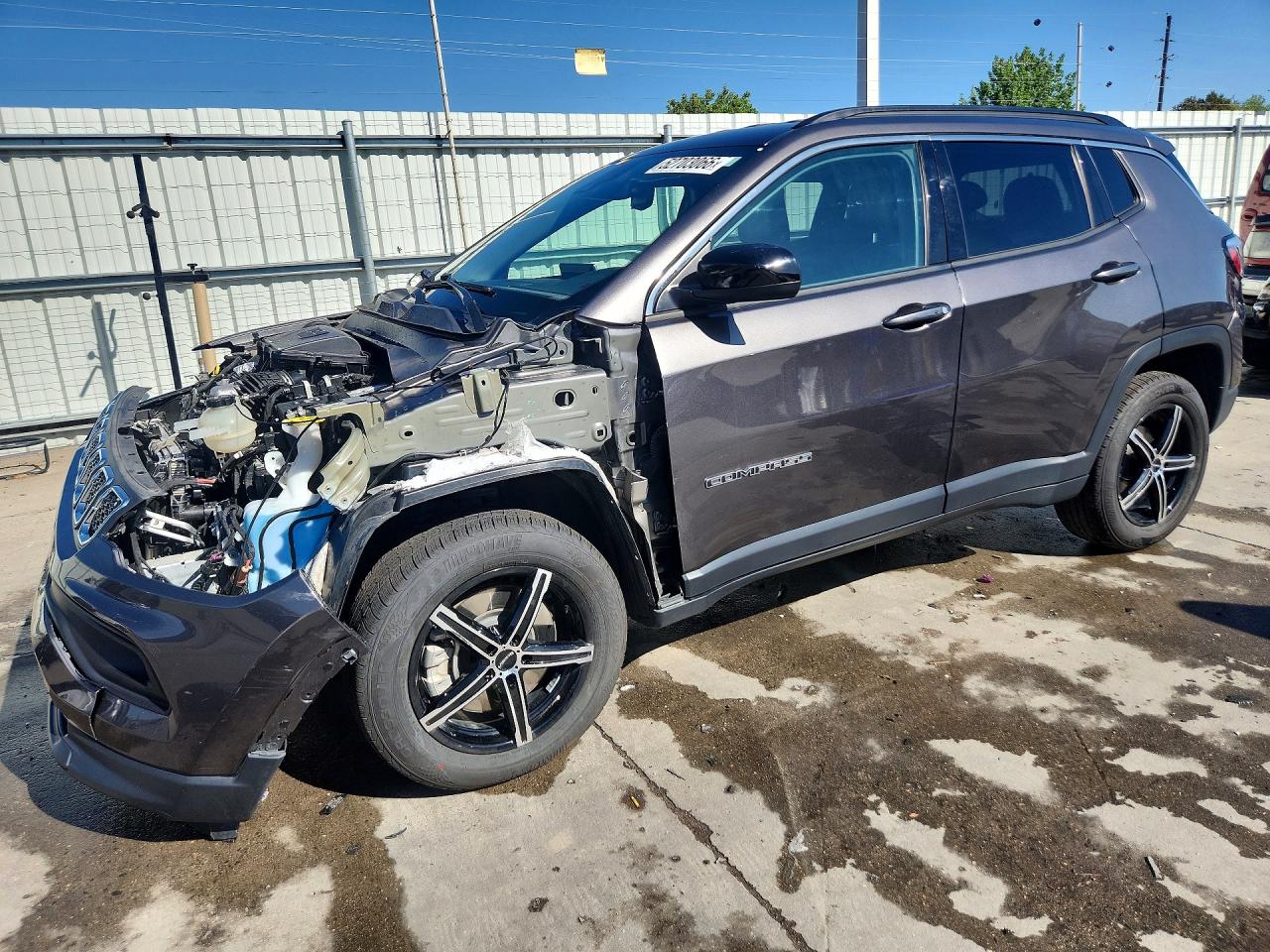 Salvage Jeep Compass Image