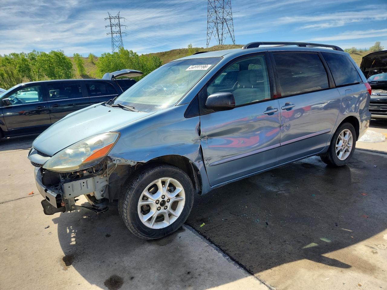 Salvage Toyota Sienna Image