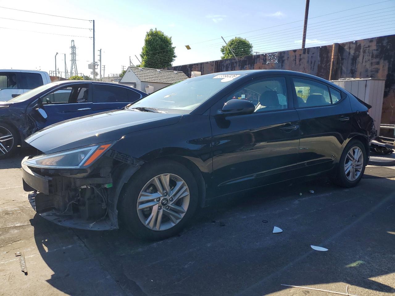 Salvage Hyundai ELANTRA Image