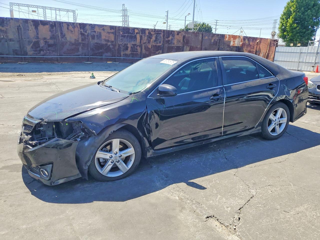 Salvage Toyota Camry Image