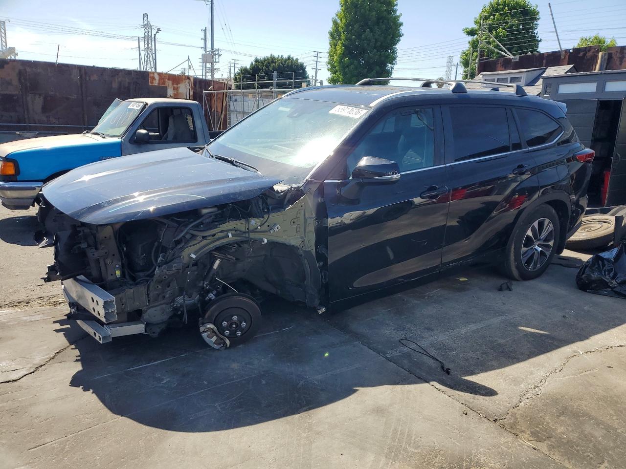 Salvage Toyota Highlander Image
