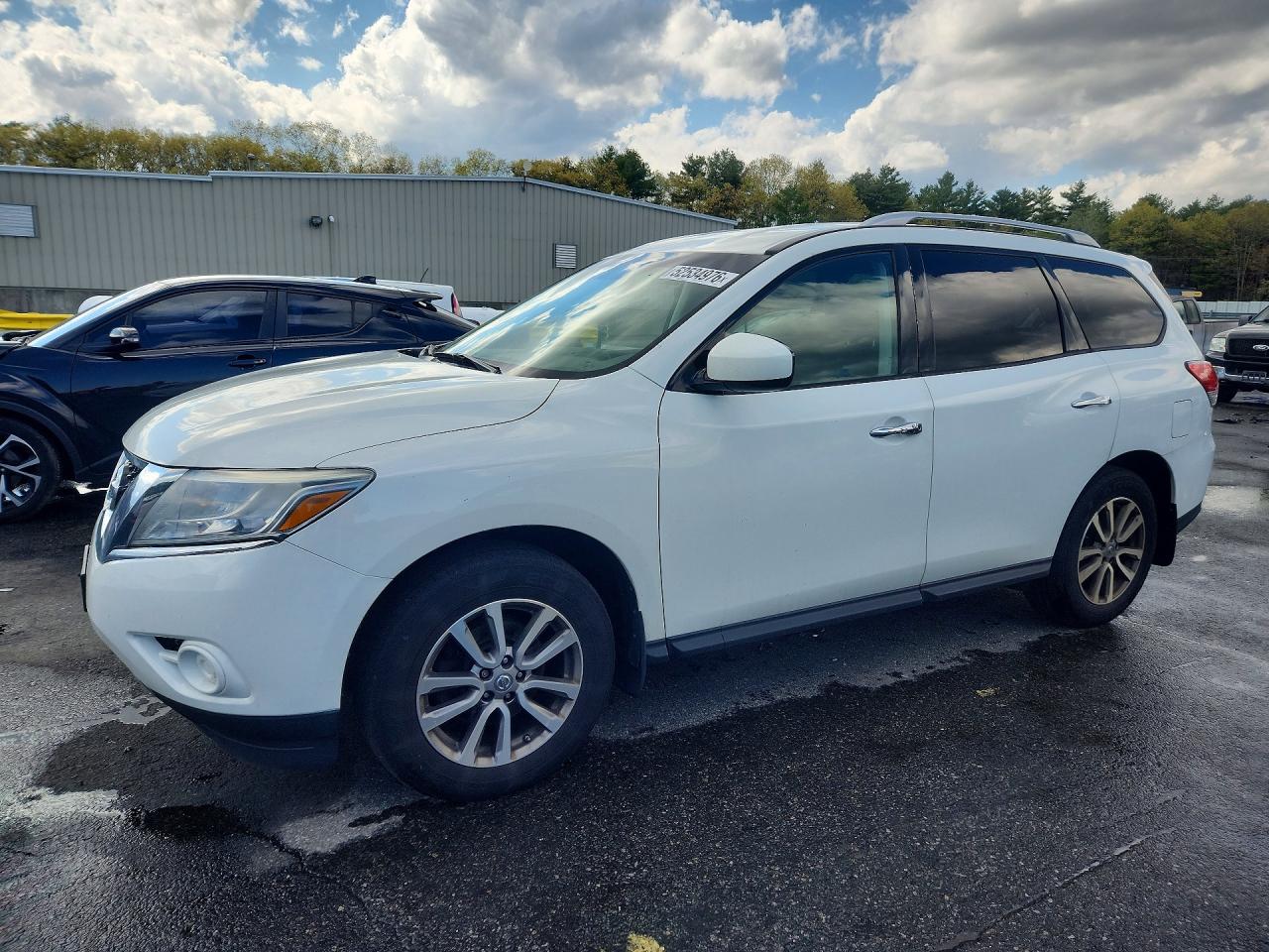 Salvage Nissan Pathfinder Image