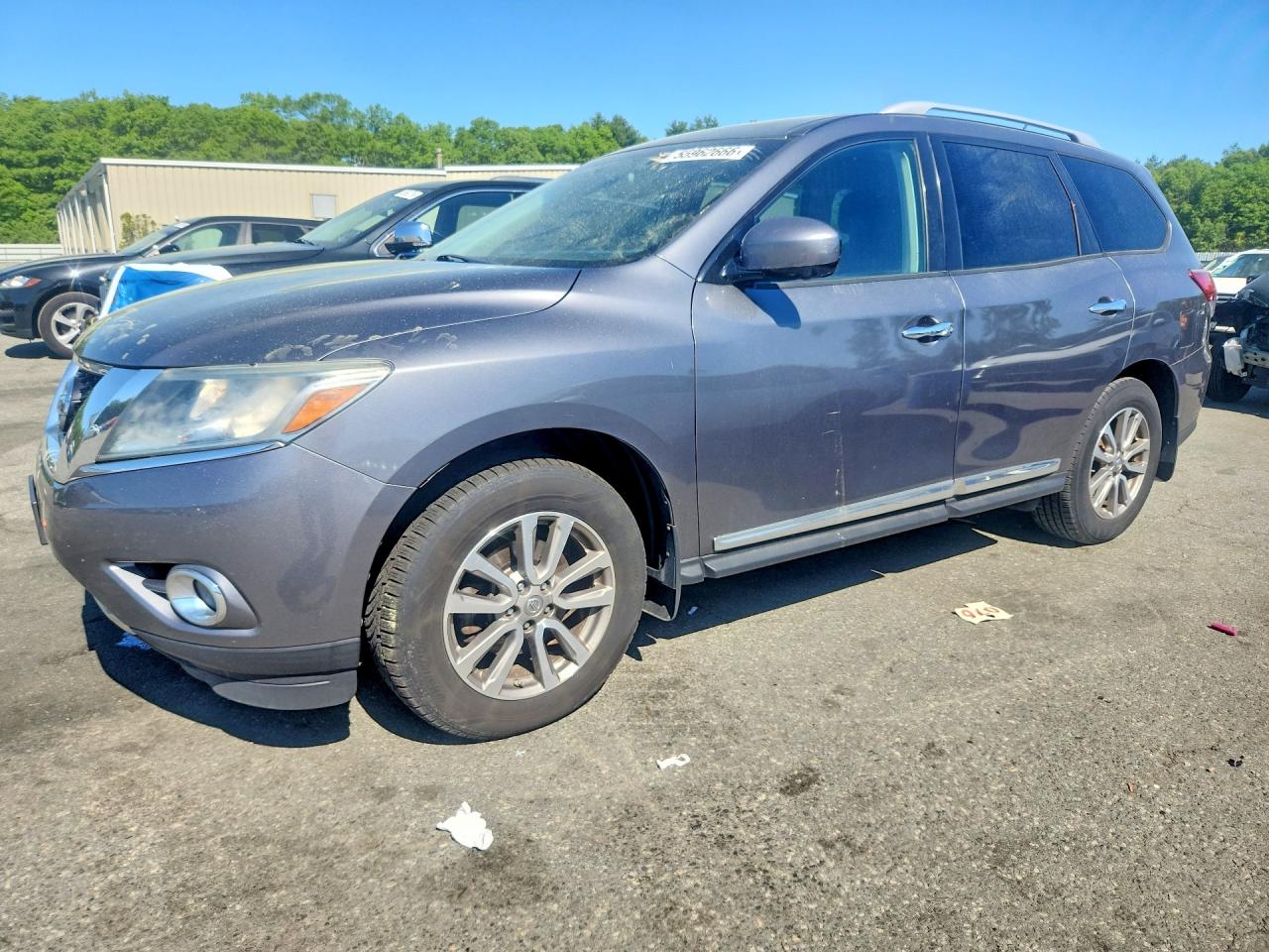 Salvage Nissan Pathfinder Image