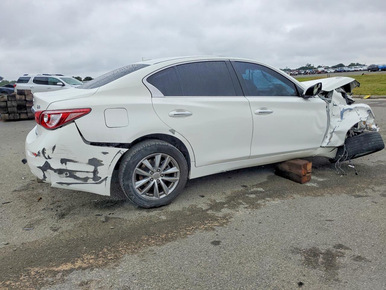 INFINITI Q50 Premium