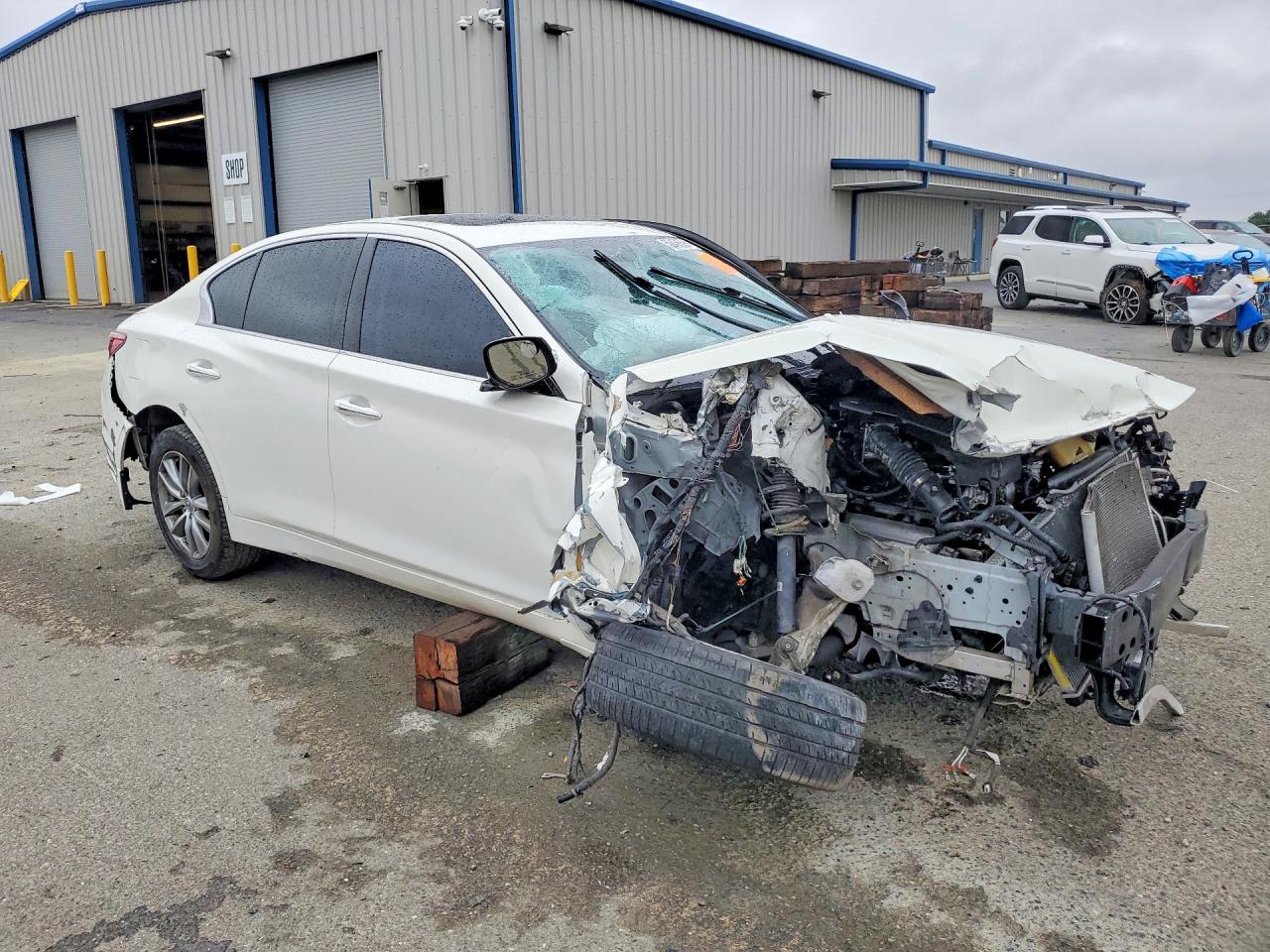 INFINITI Q50 Premium