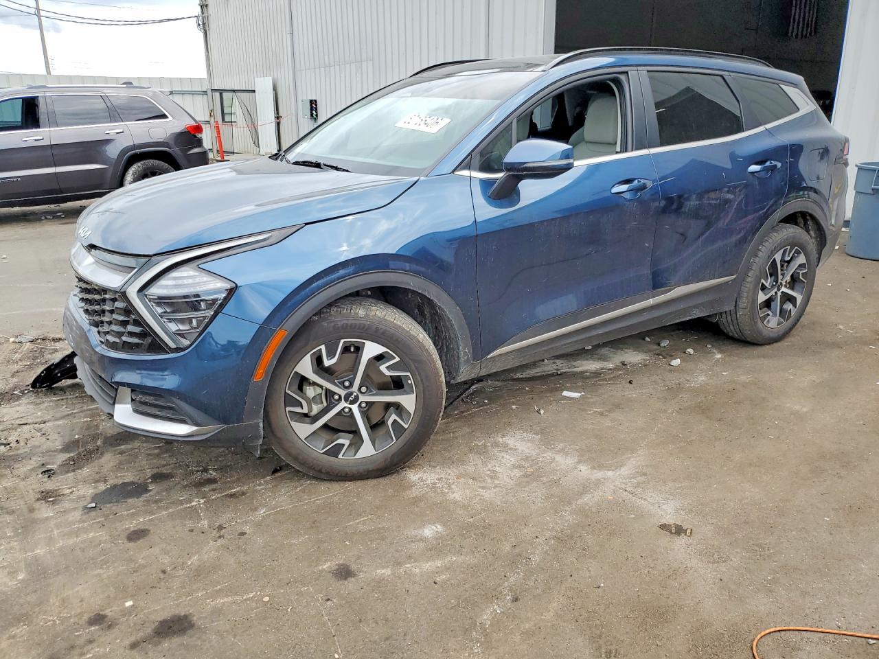 Salvage Kia Sportage Image