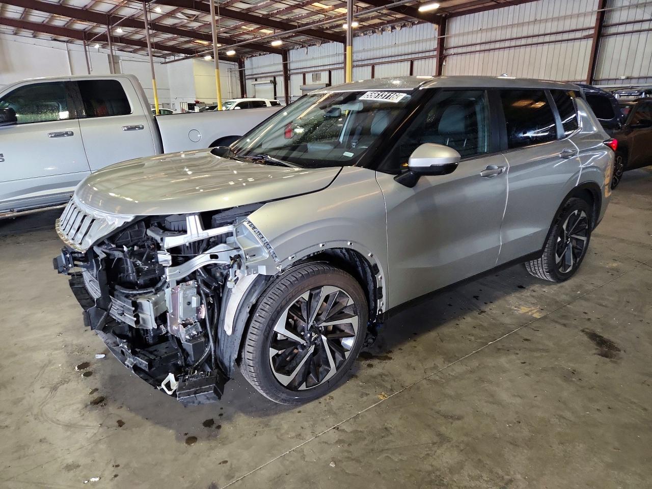Salvage Mitsubishi Outlander Image