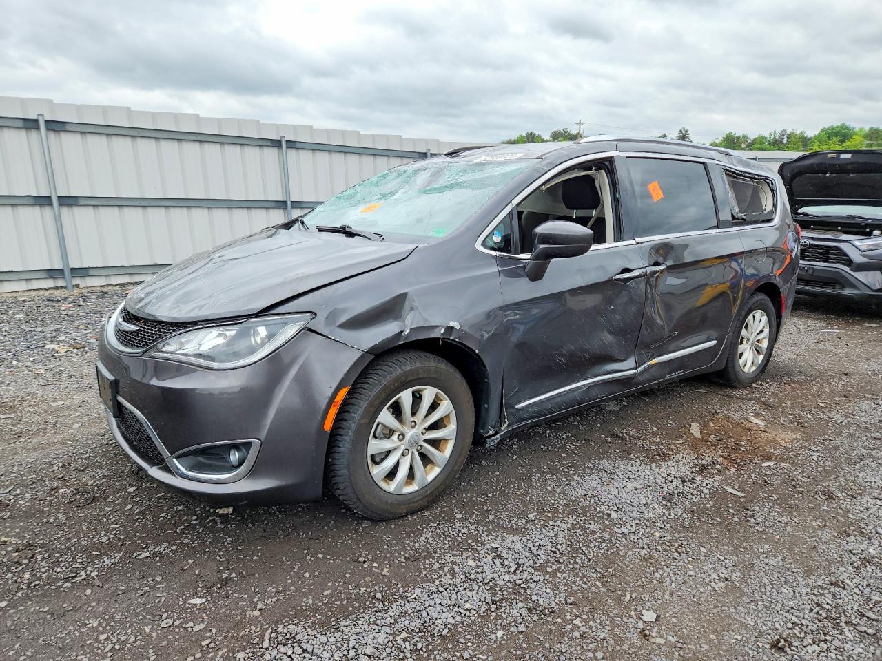 Salvage Chrysler Pacifica Image
