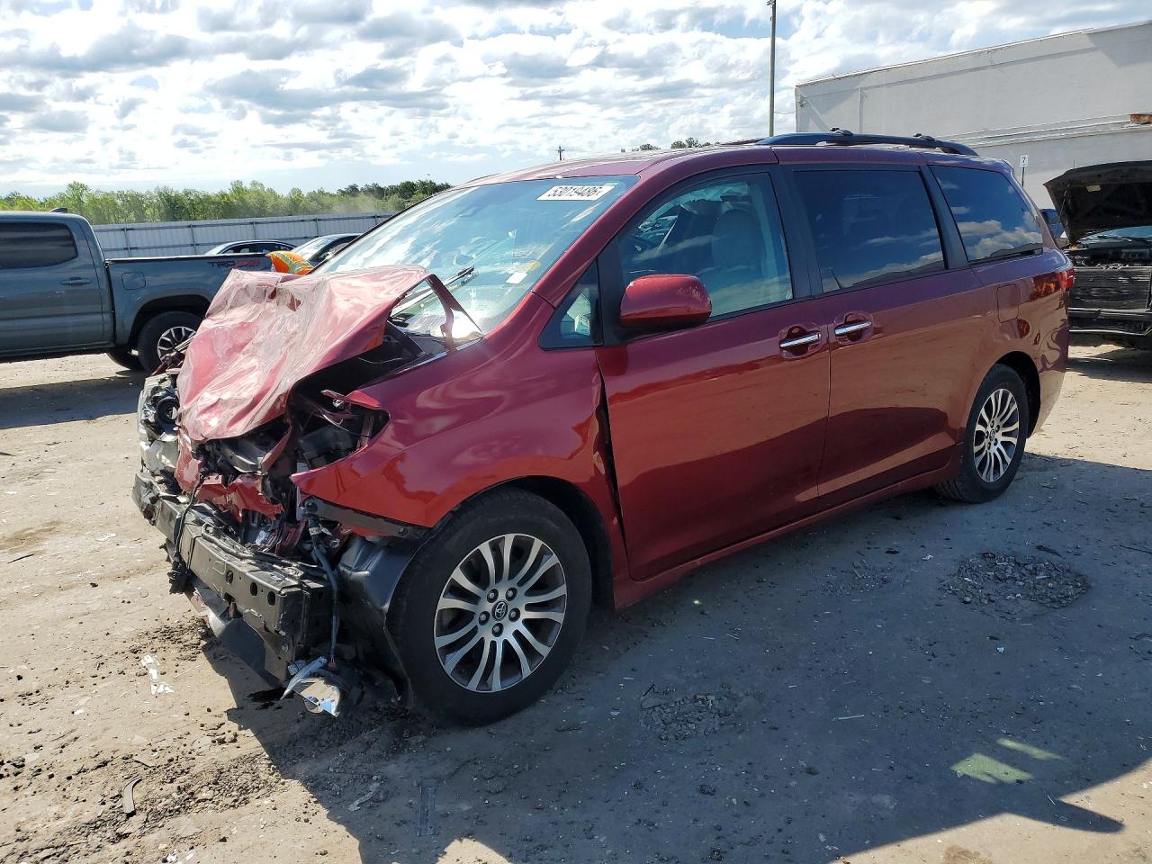 Salvage Toyota Sienna Image